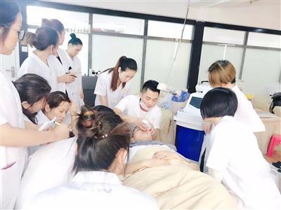 想学美容,是去美容院当学徒还是去学校呢?