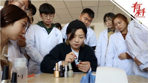 一高校医学美容专业开设美甲课 男生认真练习称以后要给女朋友做
