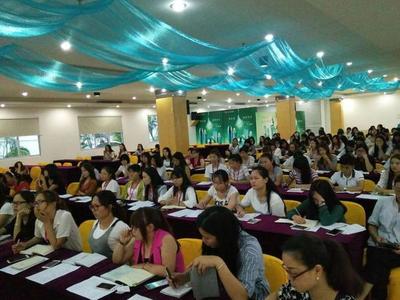 深圳坪山纽曼化妆学校老师到企业开展百人讲座