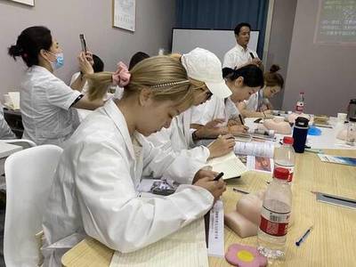 三十多岁去美容微整学校职业学校要多少钱?